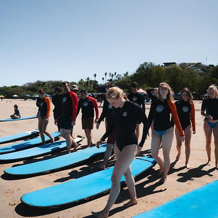 Отель Iguana Surf Camp Тамариндо Экстерьер фото